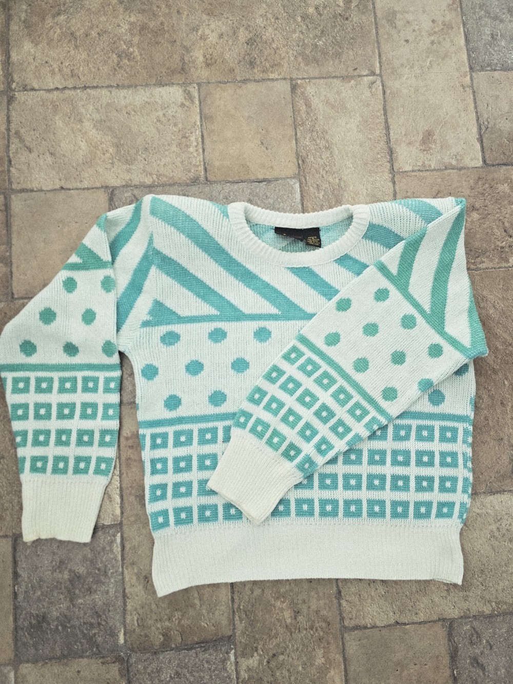This is a signature 1980s Liz Sport (by Liz Claiborne) knit sweater